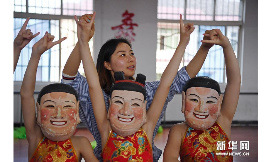 4月23日，在江西省南丰县教师进修学校附属小学，指导老师帮孩子们纠正傩舞的动作。新华社记者 万象 摄