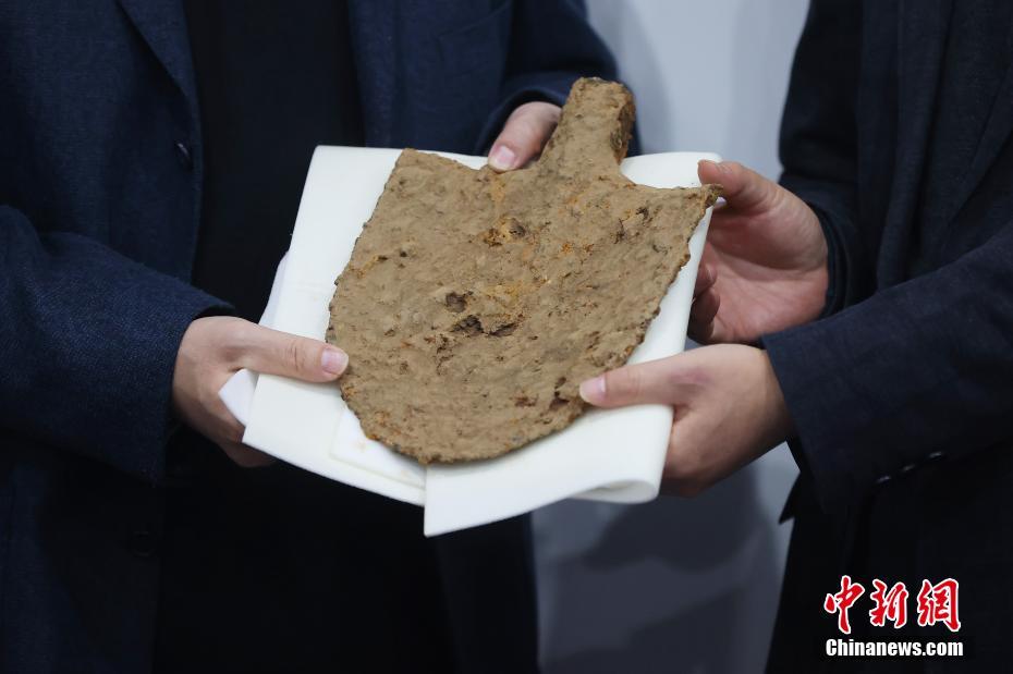 图为发布会上的捐赠铁锹仪式。 中新社记者 泱波 摄