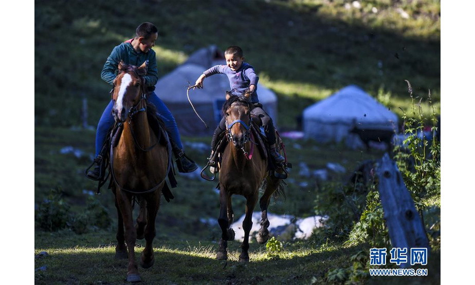 在新疆特克斯县境内的夏牧场里，两名小朋友在骑马追逐（6月30日摄）。

　　在西天山的夏牧场，牧民的孩子或在山里与大自然为伴，或在牧民定居点嬉闹欢笑，享受快乐的暑假时光。

　　新华社记者 王菲 摄