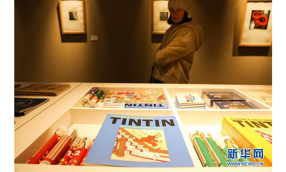 1月10日，一名顾客在比利时布鲁塞尔的埃尔热纪念品商店观看《丁丁历险记》周边产品。

　　当日是比利时经典连环画《丁丁历险记》诞生90周年。《丁丁历险记》由比利时漫画家埃尔热创作，自1929年1月10日起在比利时报纸上开始双周连载。连环画中的丁丁生活在20世纪的欧洲，以记者的身份奔走于世界各地，明察暗访、匡扶正义。该作品备受全世界人们的喜爱，先后被翻译成70多种文字，全球销量超过3亿册。

　　新华社记者 郑焕松 摄