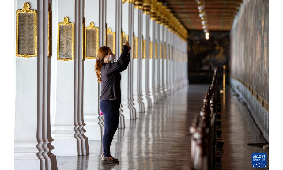 11月1日，一名游客在泰国曼谷大皇宫景区拍摄壁画。

　　泰国曼谷11月1日起重新开放因新冠疫情关闭的大皇宫景区，允许民众在遵守防疫措施的前提下参观游览。

　　新华社记者 王腾 摄