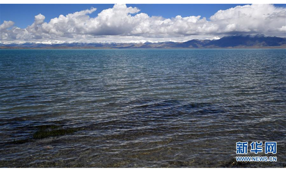 这是7月21日拍摄的玛旁雍错湖。 玛旁雍错湖位于西藏阿里地区的普兰县境内，海拔4588米，面积412平方公里，四周雪山为湖泊常年补水，是著名的旅游胜地。 新华社记者 觉果 摄