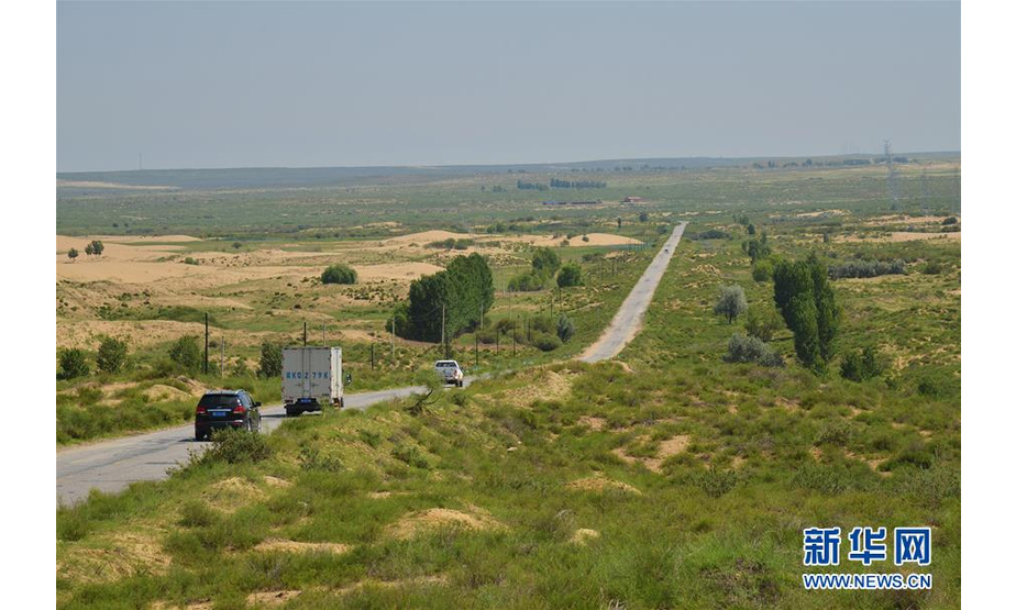在内蒙古鄂尔多斯市杭锦旗，汽车行驶在锡乌公路上（7月26日摄）。  新华社记者 邹予 摄