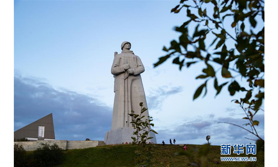 这是9月12日在俄罗斯摩尔曼斯克拍摄的“阿廖沙”雕像。“阿廖沙”雕像位于俄罗斯西北角的摩尔曼斯克州，是为纪念二战时期北极守卫者所建。新华社记者 白雪骐 摄