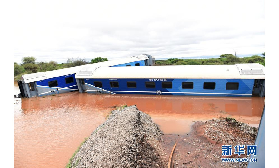 这是12月10日在博茨瓦纳马哈拉佩村附近拍摄的脱轨列车。

　　博茨瓦纳铁路部门10日说，一列客运列车当天凌晨在博茨瓦纳马哈拉佩村附近脱轨，造成至少2人死亡、多人受伤。 新华社发