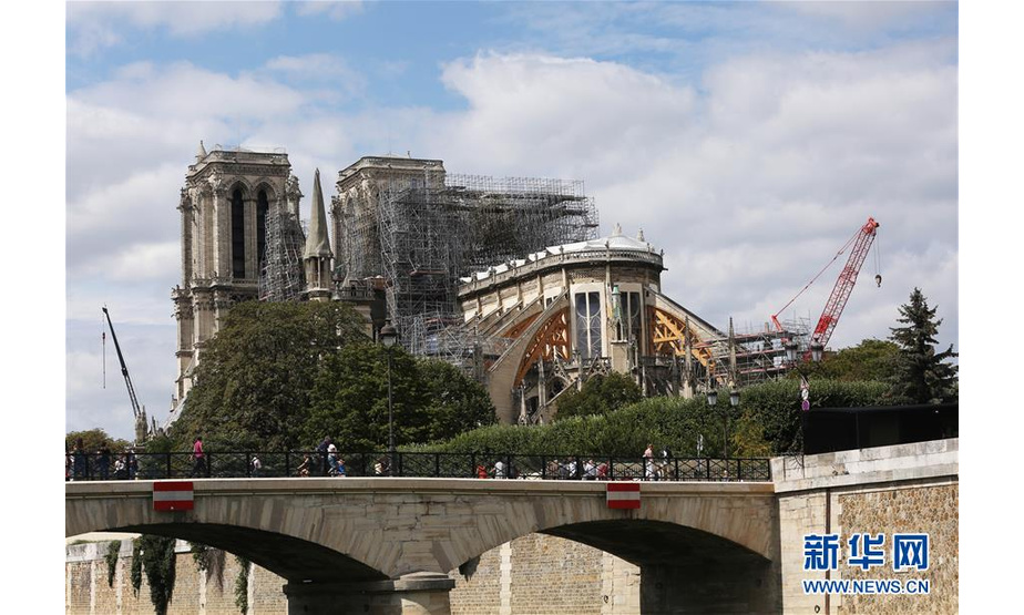 巴黎圣母院4月15日突发火灾，圣母院的屋顶和塔尖被烧毁，但主体建筑得以保存。法国总统马克龙表示希望5年内重建巴黎圣母院。