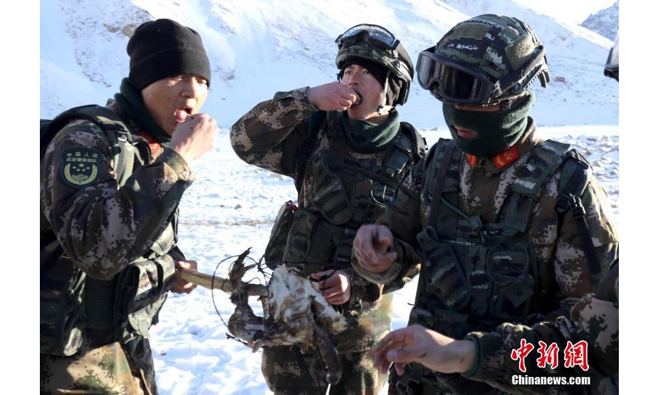日前，驻守在新疆喀什地区的武警新疆总队某机动支队官兵在高原高寒环境和复杂地域条件下组织开展极限训练，翻雪山、趟山涧、吃野物、饮冰河。部队在训练中穿插设置了10公里奔袭、抢占坡顶、山林地追逃等23个课目训练内容，全面锻造特战队员的战斗作风、制胜本领、协作意识。（文/图 柯大为 罗大伟 赵富亮）