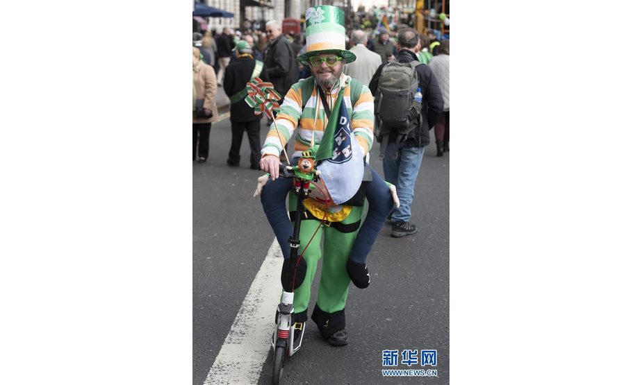 3月17日，在英国伦敦，一名男子参加圣帕特里克节游行。当日，圣帕特里克节游行在英国伦敦举行。每年3月17日的圣帕特里克节是爱尔兰传统节日，为纪念爱尔兰守护神圣帕特里克而设立。新华社发（雷伊·唐摄）