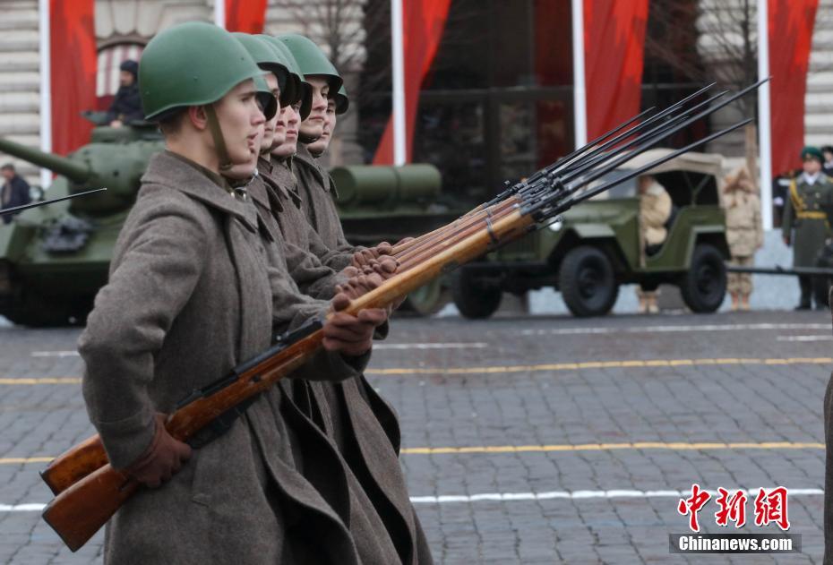 当地时间11月7日，莫斯科红场举行阅兵式，纪念1941年红场阅兵式。1941年，德军兵临莫斯科城下。为了鼓舞苏联官兵士气，苏联高层决定于当年11月7日在红场举行阅兵式。部队接受检阅完后直接开赴战场。1941年阅兵式被称为战争史上的奇迹，极大鼓舞了苏联军民抗击法西斯的士气。中新社记者 王修君 摄