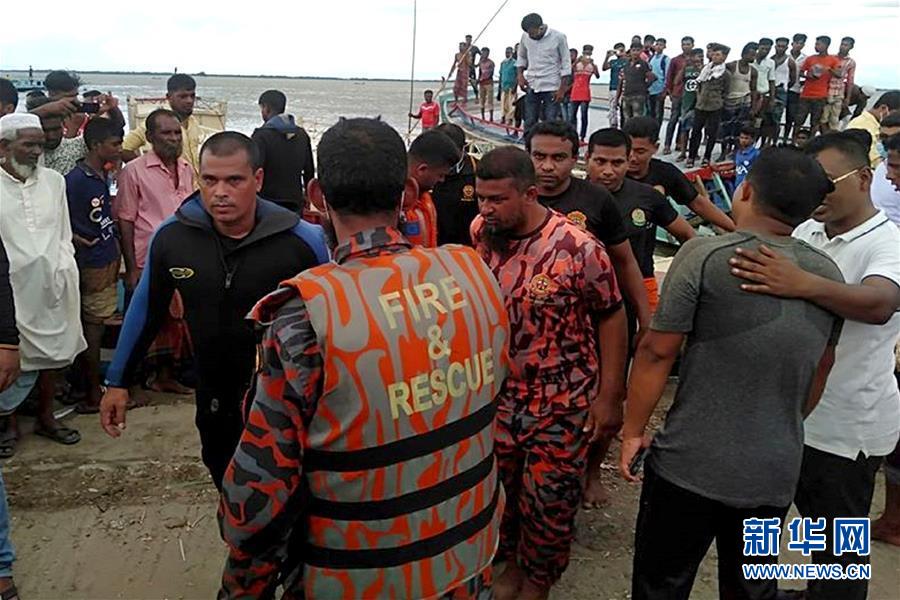 8月5日，救援人员在孟加拉国内图库那地区搬运遇难者遗体。 8月5日中午，孟加拉国首都达卡以北约158公里的内图库那地区发生一起客船沉没事故，导致17人死亡。 新华社发