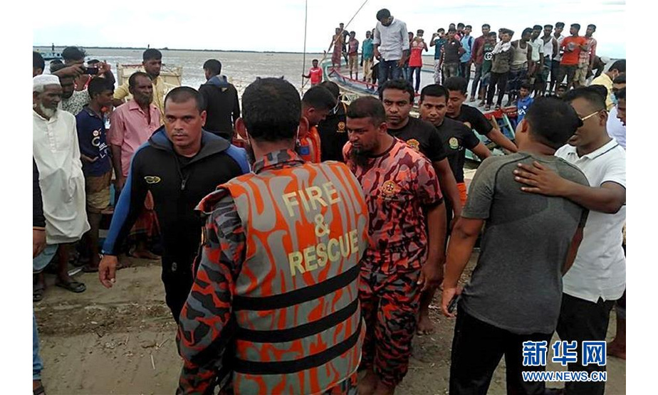 8月5日，救援人员在孟加拉国内图库那地区搬运遇难者遗体。 8月5日中午，孟加拉国首都达卡以北约158公里的内图库那地区发生一起客船沉没事故，导致17人死亡。 新华社发