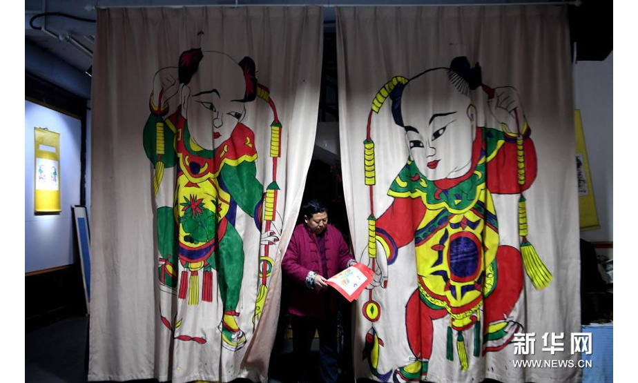 1月19日，在开封市朱仙镇的木版年画作坊，年画艺人取出制作好的木版年画。新华社记者 郝源 摄