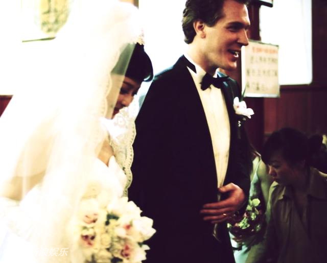 2011年7月，袁立与相识四个月的加拿大男友结婚，引发外界关注。