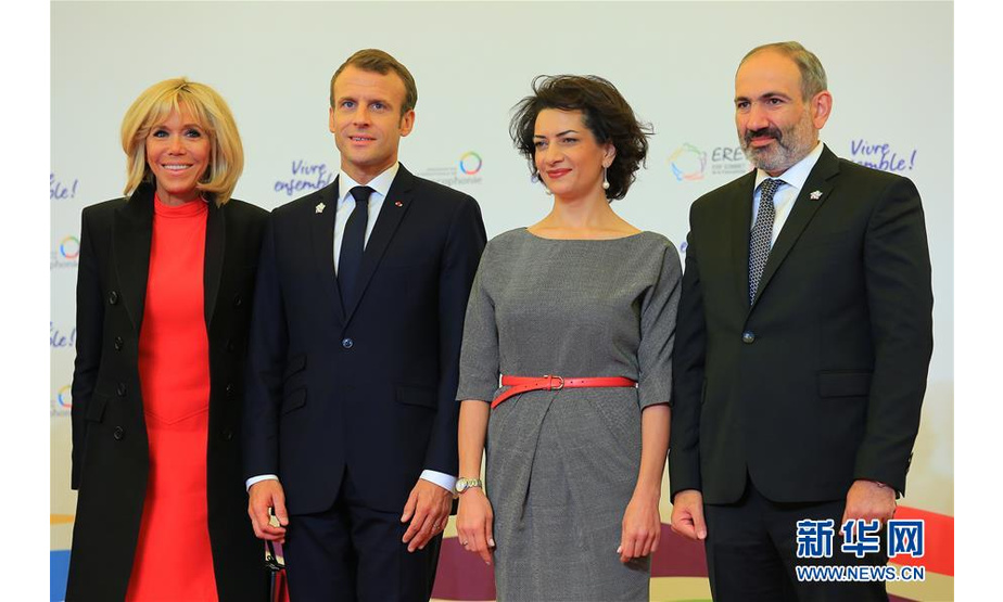 10月11日，在亚美尼亚首都埃里温，法国总统马克龙（左二）与亚美尼亚总理帕希尼扬（右一）在第十七届法语国家组织峰会开幕式上合影。 为期两天的第十七届法语国家组织峰会11日在亚美尼亚首都埃里温开幕，20余位法语国家和地区的领导人出席。 　 新华社发（格扎拉扬摄）