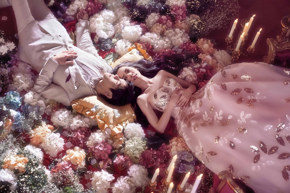 新浪娱乐讯 12日，郭碧婷向佐在微博晒出婚纱照，并配文：“往后余生只有你”，向佐则回应道“往后余生只要你”。照片中，向佐郭碧婷甜蜜依偎，十分幸福。