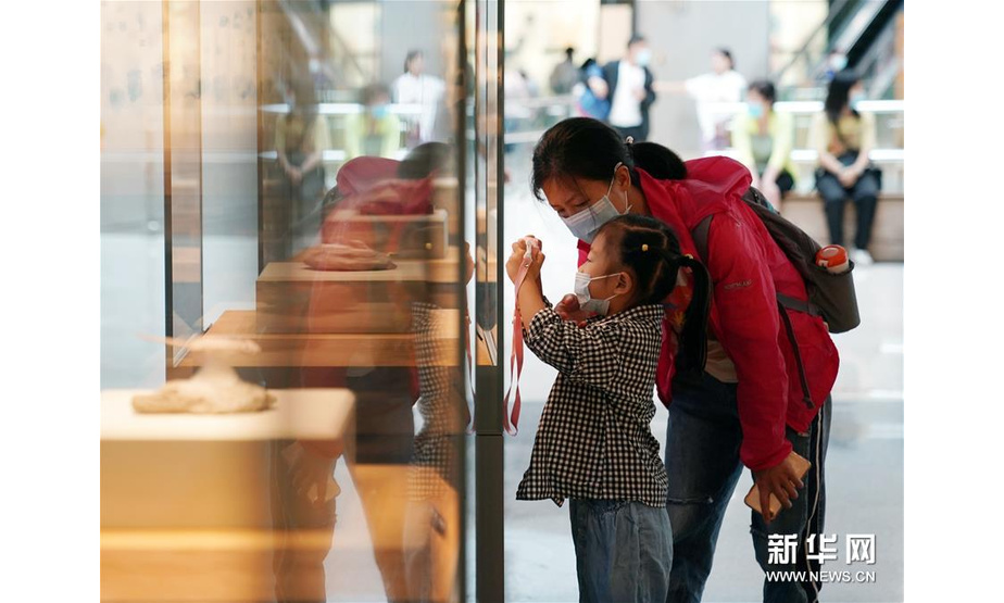 7月15日，小朋友和家长在上海自然博物馆参观。新华社记者 刘颖 摄