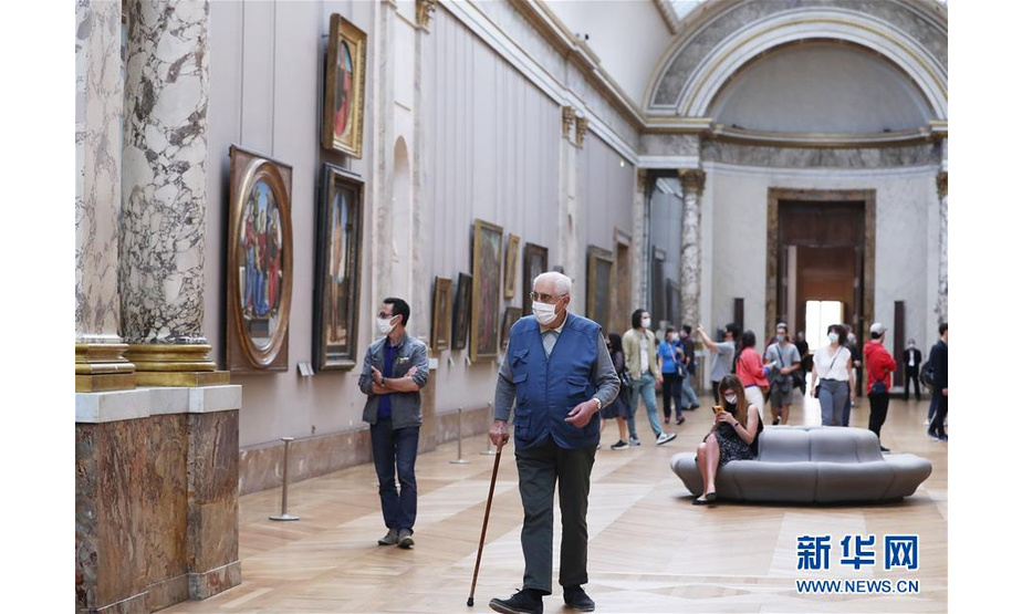 7月6日，人们在法国巴黎卢浮宫博物馆参观。 因新冠病毒疫情关闭3个多月后，法国卢浮宫博物馆于6日重新开放。 新华社记者 高静 摄