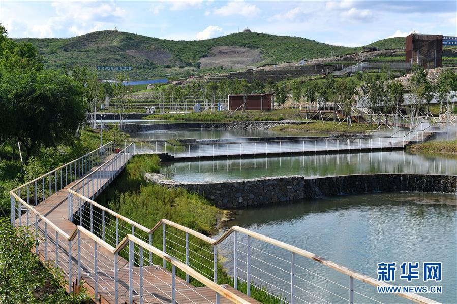 这是乌兰浩特市天骏山的人工湖（6月30日摄）。 天骏山位于内蒙古自治区兴安盟乌兰浩特市郊区，曾因采挖石料而造成山体裸露，植被匮乏，山体上留下了多处深坑。近年来，当地政府加大生态修复力度，为天骏山增添绿色，将荒山改造成旅游景区，吸引游客前往游玩。 新华社发（贝赫 摄）