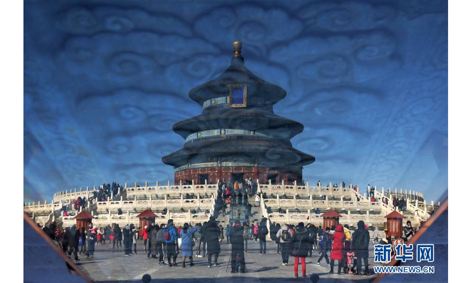 这是2月17日通过玻璃反光拍摄的游客在天坛公园参观游览（照片旋转180度）。

　　2月17日是春节假期最后一天，北京天气晴朗，不少市民游客在天坛公园参观游览，欢度假期。今年春节期间，包括天坛公园在内的北京市属10家公园实行限量、预约、免费开放，吸引市民游客前来参观游览。

　　新华社记者 鞠焕宗 摄