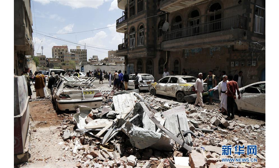 5月16日，在也门首都萨那，人们聚集在遭遇空袭的地点。 也门胡塞武装16日说，沙特阿拉伯领导的多国联军当天对也门首都萨那实施密集空袭，造成至少6名平民死亡。 新华社发（穆罕默德 摄）