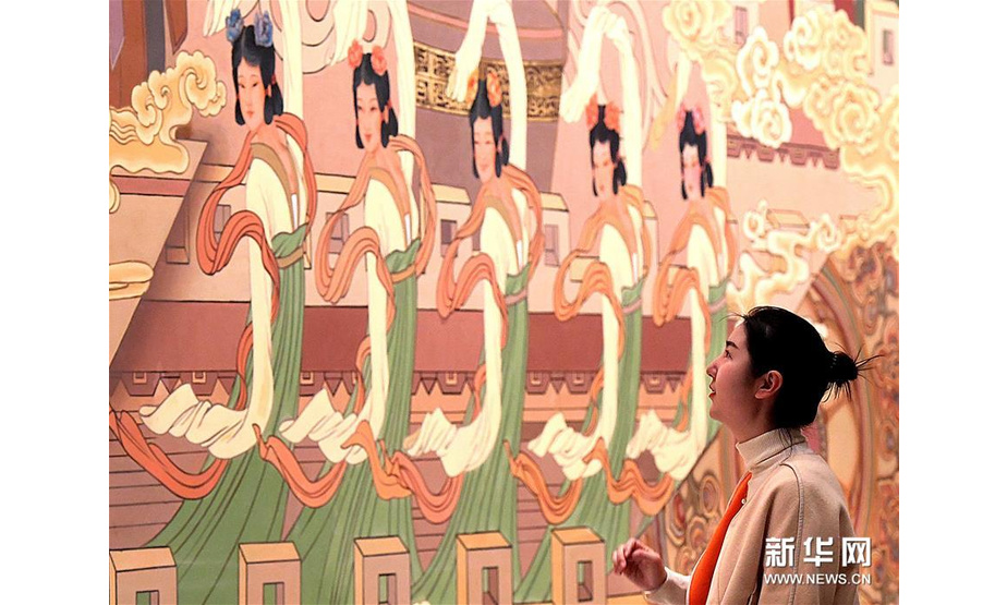 10月15日，一名游客在隋唐洛阳城国家遗址公园应天门遗址博物馆内参观。新华社记者 李安 摄
