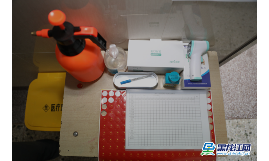 哈尔滨市六十中学每个班级门口都有防疫消毒检测用品。
