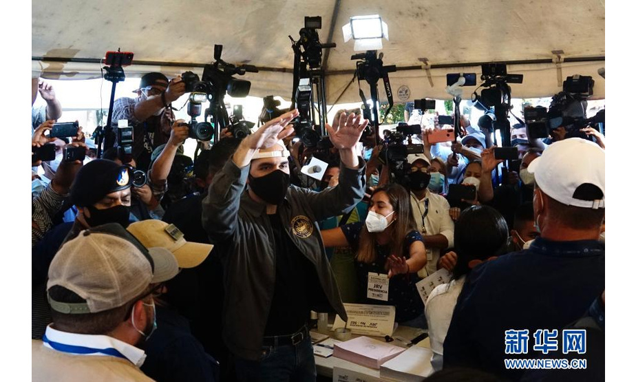 2月28日，萨尔瓦多总统布克尔（中）在首都圣萨尔瓦多一处投票站参与投票。

　　萨尔瓦多2月28日举行全国议会和市政选举，将投票选出新一届国民议会议员和全国262个市政府的市长等。

　　新华社发（亚历山大·培尼亚摄）