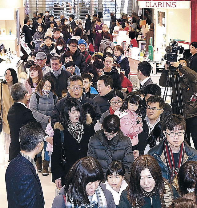 日本商场举行新年初卖上千人5点排队抢福袋