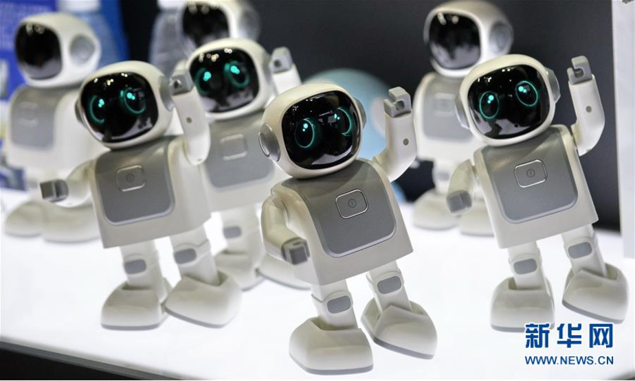 “让我们一起欢乐摇摆”——世界机器人博览会上展出的一款家庭用小机器人（8月21日摄）。 在北京举行的世界机器人博览会上，众多机器人集中登场，上演了一场机器人“群英会”。此次世界机器人博览会是2019世界机器人大会的重要组成部分，由工业机器人、服务机器人、特种机器人、物流机器人等展区组成，180多家机器人行业的国内外知名企业及科研机构的技术成果、应用产品等与公众见面。 新华社记者李欣摄