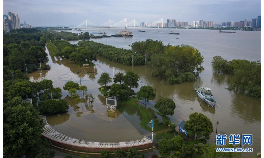　　上涨的江水已淹到汉口江滩一级亲水平台（7月13日摄，无人机照片）。 当日17时，长江干流汉口站水位达28.74米，较之前的洪峰水位28.77米出现轻微下降。长江中下游洪水洪峰顺利通过汉口江段。 新华社记者 肖艺九 摄

