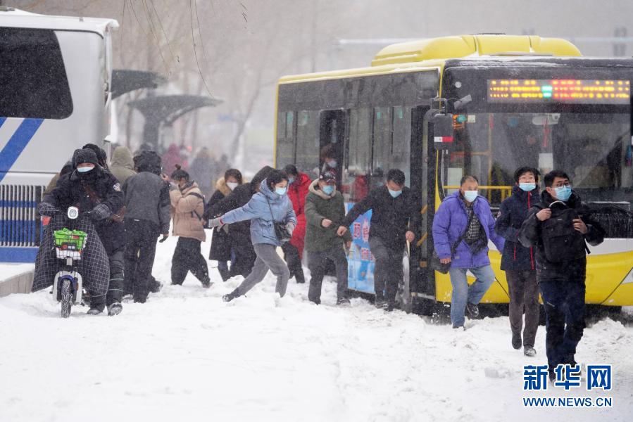 11月19日，在哈尔滨市中山路上的一处公交站台附近，市民在雪中出行。

　　当日，黑龙江省多地遭遇暴雪天气。上午7时，黑龙江省气象局将气象灾害（暴雪）Ⅳ级应急响应提升为Ⅱ级。

　　新华社记者 王建威 摄