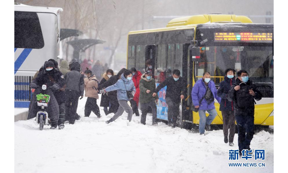 11月19日，在哈尔滨市中山路上的一处公交站台附近，市民在雪中出行。

　　当日，黑龙江省多地遭遇暴雪天气。上午7时，黑龙江省气象局将气象灾害（暴雪）Ⅳ级应急响应提升为Ⅱ级。

　　新华社记者 王建威 摄