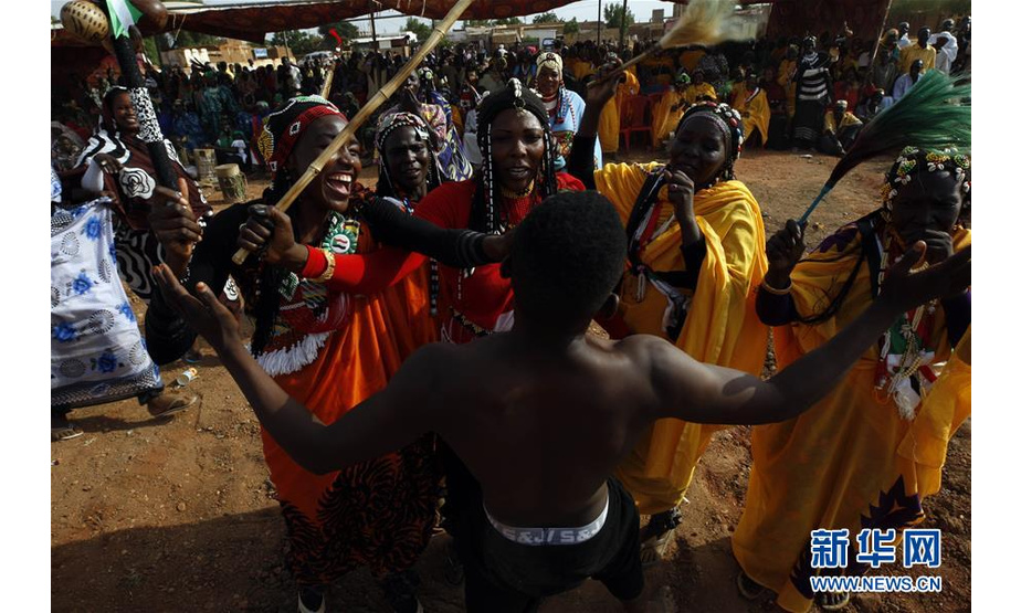 9月21日，在苏丹喀土穆，人们在国际和平日纪念活动上跳舞。新华社发（穆罕默德·海德尔摄）