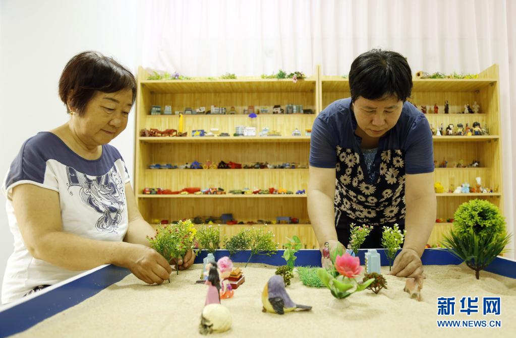 6月9日，居民在邢台市襄都区北大街街道办事处牛市新街社区养老驿站堆沙盘。

近年来，河北省邢台市襄都区拓展社区养老形式，建立社区养老驿站，为老人提供“身边、床边、周边”的居家社区养老服务，提升老年居民的幸福感。

新华社发（张驰 摄）