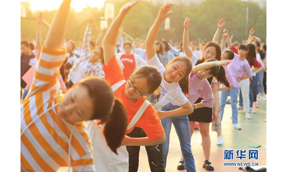 6月4日，在湖南省衡阳县第一中学，高三学生做早操。 2019年全国高考临近，高三学生认真复习备考。 新华社发（曹正平摄）