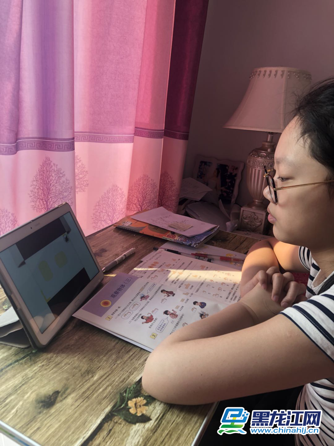 3月2日，黑龙江省春季新学期开学第一天，为维护疫情防控大局、确保广大师生身体健康，全省274万4349名中小学生同时参加线上学习，实现“停课不停学”，这在黑龙江基础教育史上前所未有。图为哈尔滨市新阳路小学学生通过“云课堂”进行学习。