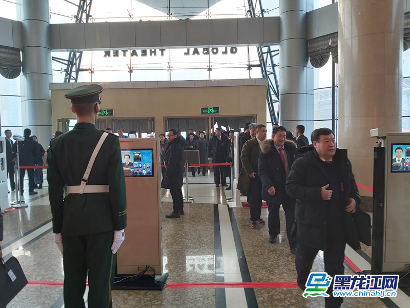 省政协委员们陆续进入会场。（记者 刘海龙摄）