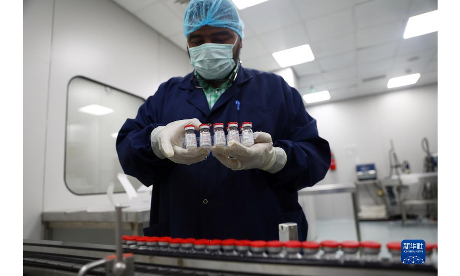 在埃及吉萨的埃及生物制品与疫苗公司疫苗生产厂，工作人员对贴标的新冠疫苗进行装盒前准备（2021年9月6日）。

　　新华社发（艾哈迈德·戈马摄）