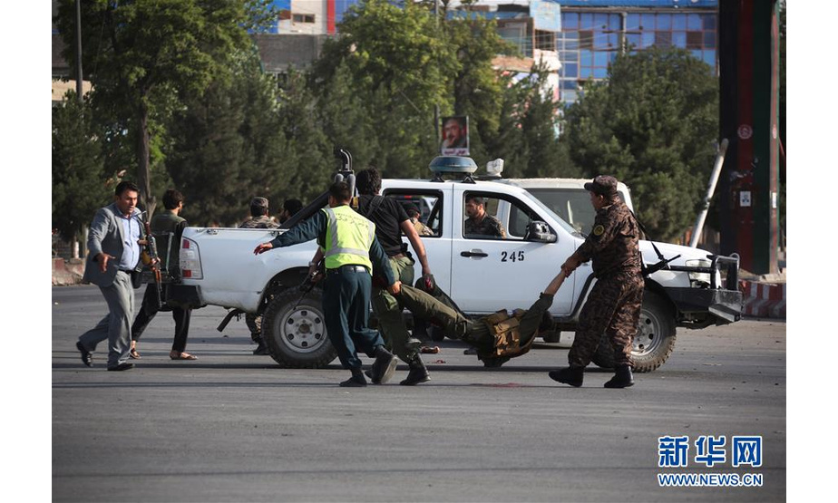 阿富汗机场爆炸,7月22日，在阿富汗首都喀布尔，安全人员在爆炸现场搬运伤者。 阿富汗首都喀布尔国际机场附近22日发生自杀式爆炸袭击，造成至少11人死亡。 新华社发（拉赫马特·阿里扎德 摄）