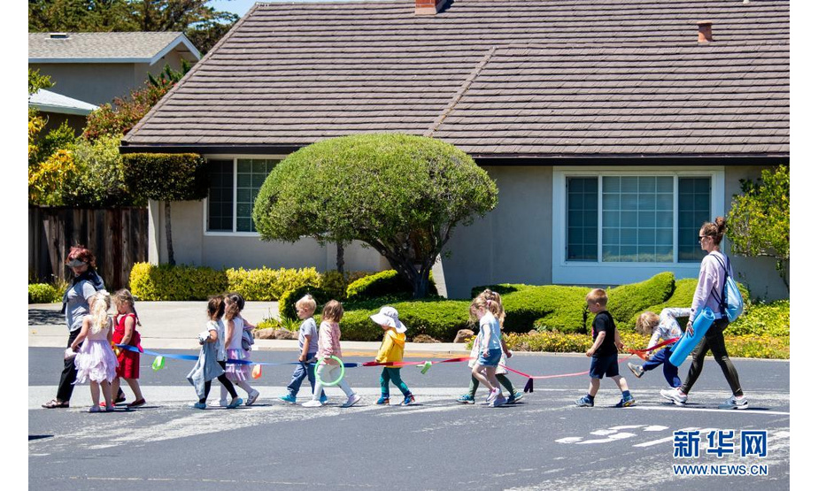 6月15日，在美国加利福尼亚州旧金山，小朋友在老师带领下出游。

　　美国加州于6月15日解除防疫等级限制的相关规定，全面恢复开放经济活动。

　　新华社发（董旭东摄）