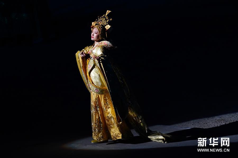 6月1日，演员在大型实景剧《文成公主》中表演。6月1日晚，大型实景剧《文成公主》在拉萨文成公主剧场进行了2020年的首场演出。《文成公主》讲述了1300多年前文成公主与松赞干布和亲的历史故事，全剧分为五幕，时长约90分钟，演职人员共计800余名。除专职演员外，很多当地藏族农牧民参与演出，有效促进了当地群众就业增收。新华社记者 詹彦 摄