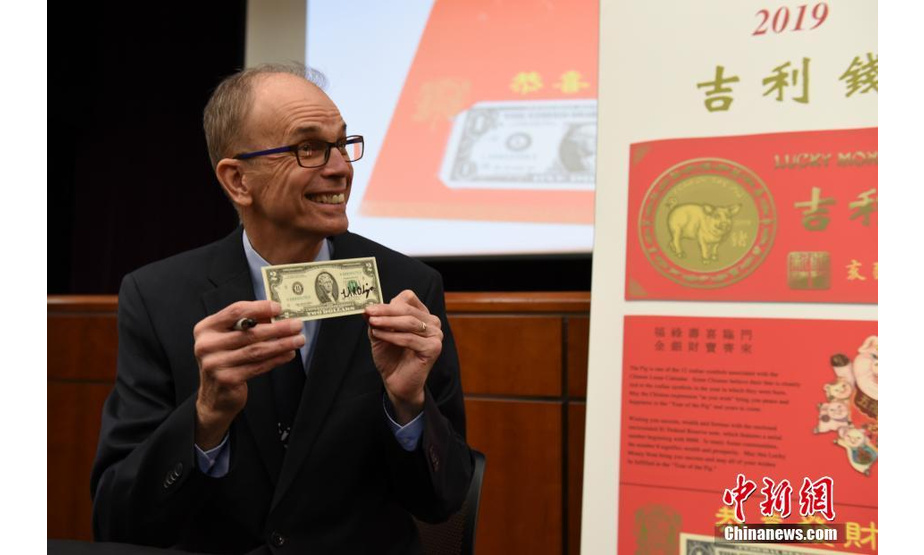 当地时间12月17日，美国财政部造币和印钞局在华盛顿推出猪年“吉利钱”。中新社记者 陈孟统 摄