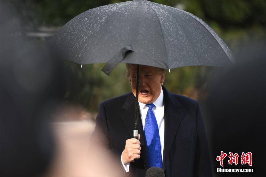 当地时间12月2日，即将出发赴伦敦参加北约峰会的美国总统特朗普表示，美国为一些“拖欠”军费的北约成员国承担了额外开支，他将在峰会上讨论这个问题。他在白宫说，“这对美国来说不公平，因为我们承担了太多支出。”就任总统以来，特朗普多次批评北约国家占美国便宜，要求其他成员国增加防务开支。 中新社记者 陈孟统 摄