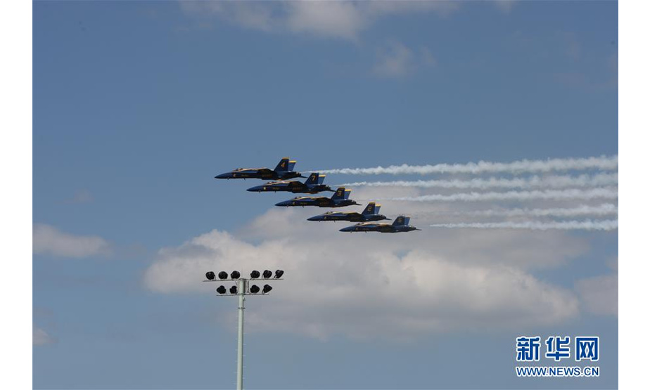 5月23日，在美国马里兰州首府安纳波利斯，美国海军“蓝天使”飞行表演队在美国海军学院上空举行飞行表演。 新华社记者 颜亮摄