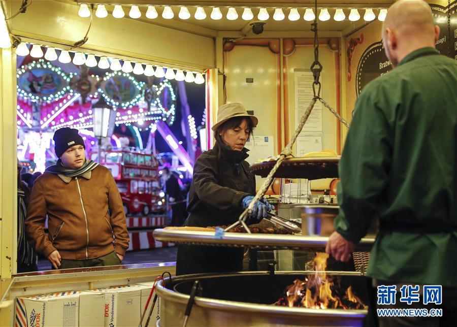 12月1日，在英国伦敦，一名男子在“冬日仙境”圣诞市场购买食品。 位于英国伦敦海德公园的2019“冬日仙境”圣诞市场近日开幕，各种小吃、工艺品、游乐设施吸引了众多游客。圣诞市场将持续至2020年1月5日。 新华社记者 韩岩 摄