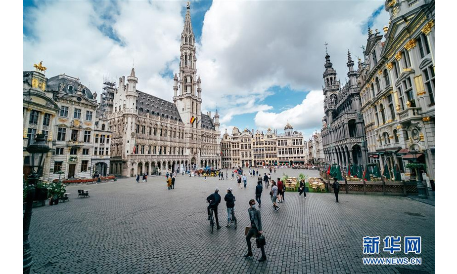 6月28日，游客在比利时布鲁塞尔大广场游览。 近日，随着欧盟国家间逐步开放边境，比利时布鲁塞尔游客逐渐增多。 新华社记者 张铖 摄