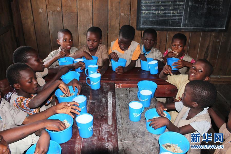 2019年10月17日，在贝宁经济首都科托努郊区的托优优美小学，学生们在午餐时享用中国援助的米饭。 新华社发（塞拉芬摄）