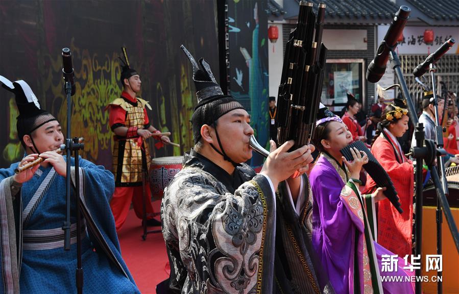 10月19日，在徐州市户部山历史街区，演员身着汉服演奏汉乐。新华社记者 陶明 摄