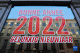 这是12月21日在比利时布鲁塞尔街头拍摄的法语与荷兰语的“2022新年快乐”标语。<br/><br/>　　随着2022年的脚步临近，全球多地的城市街头由“2022”标识装点，新年气氛渐浓。<br/><br/>　　新华社记者 郑焕松 摄