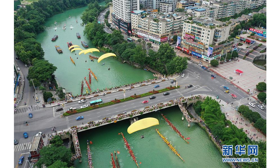 6月5日，人们在贵州省铜仁市碧江区锦江河上参加龙舟巡游活动（无人机拍摄）。新华社发（伍卫东摄）